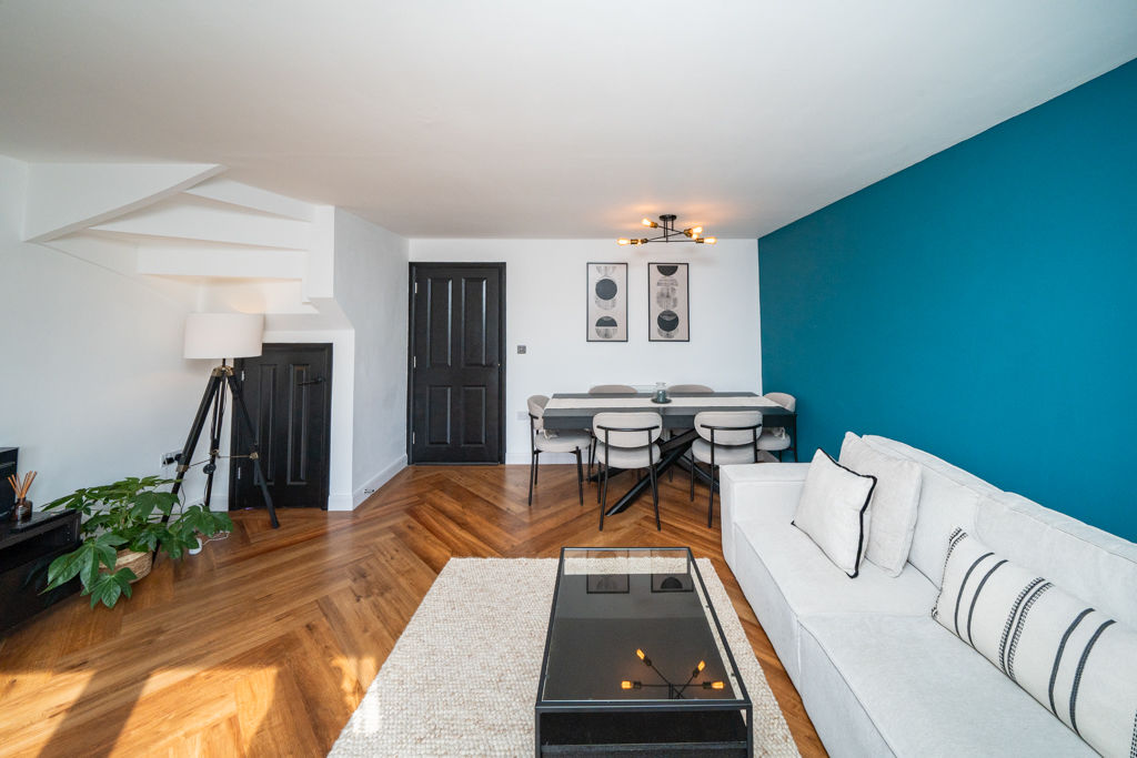 Lounge/Diner- click for photo gallery